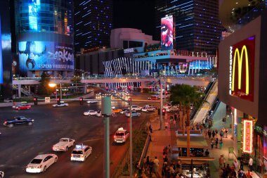 LAS VEGAS, ABD - 13 Nisan 2014: Las Vegas Strip boyunca araba trafiği. Dünyanın en büyük 25 otelinden 15 'i Strip' te bulunmaktadır..