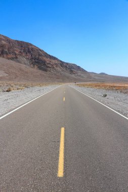 Death Valley yolu - Mojave Çölü, California 'da boş bir otoyol. Amerikan manzaralı yolu.