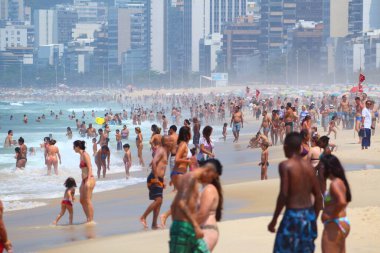 Rio De Janeiro, Brezilya - 19 Ekim 2014: İnsanlar Rio de Janeiro Ipanema Plajı ziyaret edin. 2013 yılında 1.6 milyon uluslararası turist Rio ziyaret..