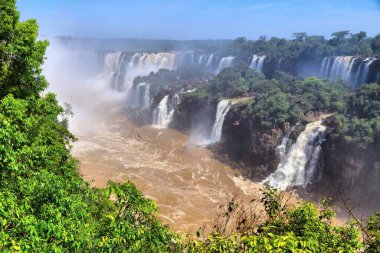 Brezilya ve Arjantin 'de Iguazu Şelaleleri. Güney Amerika doğası. Iguazu Şelalesi Ulusal Parkı.