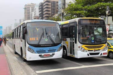RIO de JANEIRO, BRAZIL - 18 Ekim 2014: Rio de Janeiro 'daki Copacabana plajı boyunca otobüs güzergahları. Neobus ve Marcopolo Brezilyalı otobüs üreticileri..