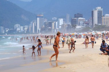 Rio De Janeiro, Brezilya - 19 Ekim 2014: İnsanlar Rio de Janeiro Ipanema Plajı ziyaret edin. 2013 yılında 1.6 milyon uluslararası turist Rio ziyaret..