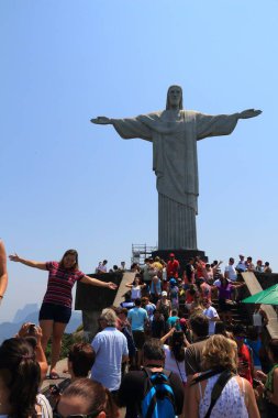 RIO DE JANEIRO, BRAZIL - 19 Ekim 2014: Rio de Janeiro 'daki Kurtarıcı Anıtı' nın yanındaki aşırı kalabalık manzaralı manzara.