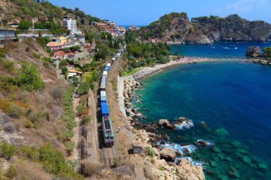 Güney İtalya, Sicilya 'daki Taormina' da bir yük treni..