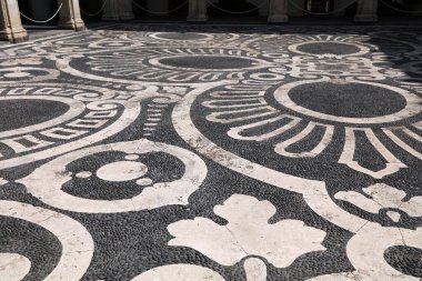 Catania Üniversitesi (İtalyanca: Universita degli Studi di di Catania). İtalya 'nın en eski üniversitelerinden biri. Avlu zemin deseni. İtalya 'nın Sicilya adasındaki Catania şehri.