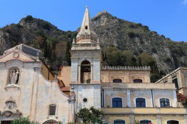 Güney İtalya 'nın Sicilya adasındaki Taormina' daki San Giuseppe kilisesi. Taormina Belvedere 'i.