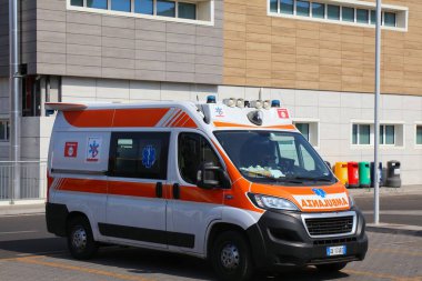 CATANIA, İtalya - 7 AĞUSTOS 2024: İtalya 'nın Sicilya adasındaki Catania şehrindeki Garibaldi Hastanesi' nin önündeki Peugeot ambulansı.