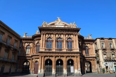 İtalya 'nın güneyindeki Catania, Sicilya' da Vincenzo Bellini Meydanı 'ndaki Teatro Massimo Bellini opera binası..