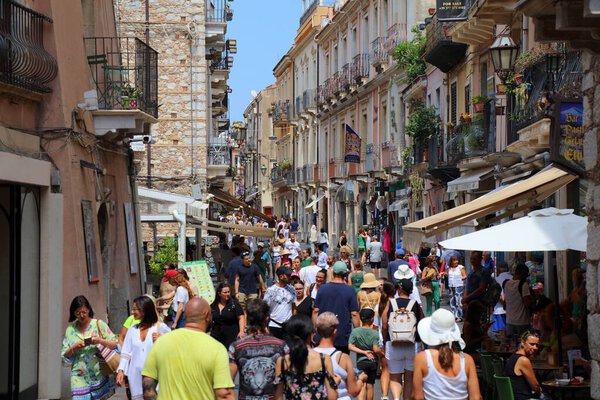 ТАОРМИНА, ИТАЛИЯ - 4 августа 2024 года: Занимательная улица в Старом городе Таормина на острове Сицилия, Италия.