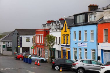 CLIFDEN, IRELAND - 27 Haziran 2024: İrlanda 'nın Connemara bölgesindeki Clifden şehir merkezinin sokak manzarası.