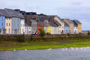Galway City, İrlanda 'daki Uzun Yürüyüş renkli mimarisi.