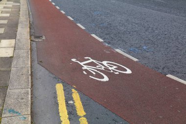Dublin, İrlanda 'da bir şehir caddesinde bisiklet yolu. İrlanda 'da ulaşım altyapısı.