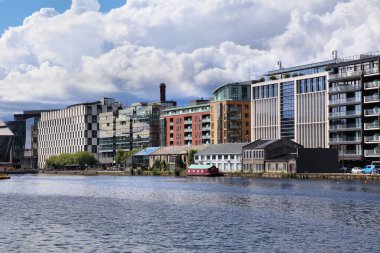 Dublin, İrlanda 'daki Grand Canal rıhtımında Hanover Quay. Modern ofis ve konut mimarisi.