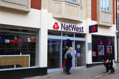 SUTTON, İngiltere - 8 Temmuz 2024: İnsanlar İngiltere 'nin Güney Londra kentindeki Sutton Londra Borough' daki NatWest Bank şubesinin önünden yürüyorlar. NatWest Group PLC 'nin bir parçasıdır..