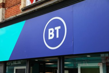 SUTTON, İngiltere - 8 Temmuz 2024: BT (eski İngiliz Telekom) şirketi, geniş bant internet ve cep telefonu ağı Londra 'nın güneyindeki Sutton Borough of South London, İngiltere.