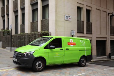 LONDON, İngiltere - 9 Temmuz 2024: Royal Posta Servisi 'nden elektrikli Mercedes-Benz eVito Londra, İngiltere' de caddeye park etti.