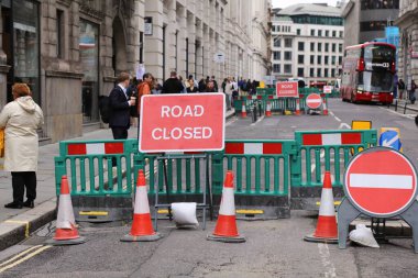 LONDON, UK - 9 Temmuz 2024: King William Street ve Londra City, İngiltere 'deki Lombard Street bölgesinde büyük yol çalışmaları. Londra 'da yaya önceliğinin iyileştirilmesi için şehir sokaklarını yeniden yapılandırma.