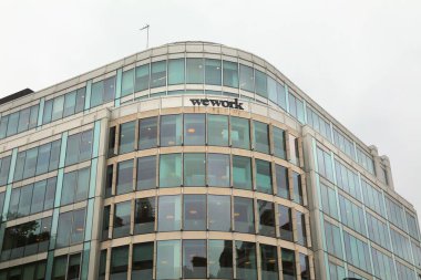 Londra, İngiltere - 9 Temmuz 2024: Londra, İngiltere 'deki Wework ofis binası. WeWork, ortak çalışma alanları ve ofis alanları için uluslararası bir sağlayıcıdır..