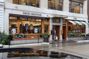 LONDON, İngiltere - 9 Temmuz 2024: Dege ve Skinner mağazası ve Drake 'in Mayfair, Orta Londra' daki Savile Row 'daki tuhafiyesi. Savile Row geleneksel ısmarlama terziliğiyle uluslararası üne sahiptir..