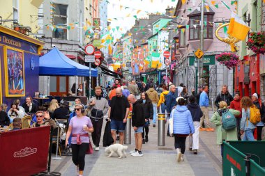 GALway, IRELAND - 28 Haziran 2024 İnsanlar Galway 'deki ana cadde alışveriş bölgesini ziyaret ediyor.