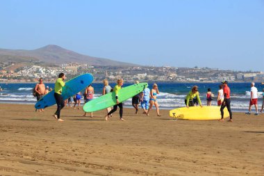 Büyük Kanarya, İspanya - 1 Aralık 2015: Sörfçüler Maspalomas, Gran Canaria, İspanya 'daki Playa Ingles plajını ziyaret ettiler.