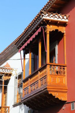 Teror kasabası, İspanya 'daki Gran Canaria. İspanyol kasaba manzarası. Geleneksel ahşap balkon.