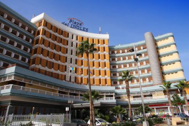 Büyük Kanarya, İspanya - 3 Aralık 2015: Playa Ingles kasabasındaki otellerin dış görünüşü, Gran Canaria, İspanya.