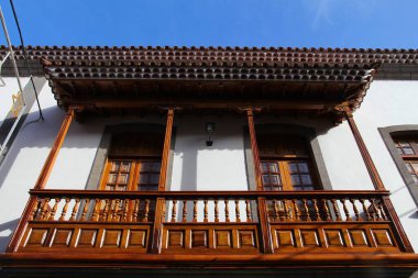 Teror kasabası, İspanya 'daki Gran Canaria. İspanyol kasaba manzarası. Geleneksel ahşap balkon.