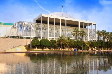 VALENCIA, İspanya - 8 Ekim 2010: Valencia, İspanya 'da halk Müzik Sarayı' ndan (Palau de la Musica de Valencia) geçer. Kültür merkezi 1987 'de inşa edildi..
