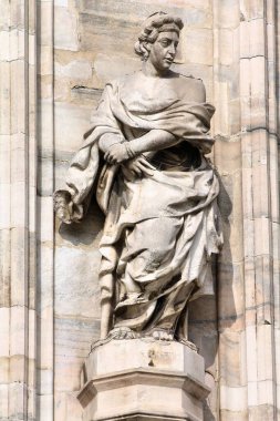 İtalya 'daki Milan Katedrali' nde Aziz Christina heykeli. Hıristiyan aziz.