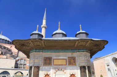 Sultan 3. Ahmed Çeşmesi - İstanbul, Türkiye 'nin tarihi simgesi. Güneşli bir gün.