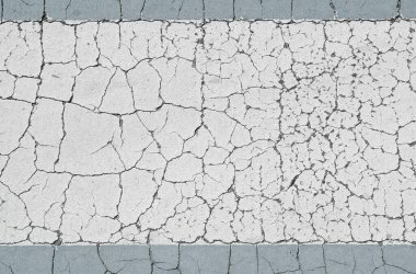 Arka planda çatlak var. Gri çerçeve kenarı ve beyaz yıpranmış yüzey. Boş telif alanı grunge pankartı.