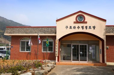 GEOJE, Güney Kore - 31 Mart 2023: Güney Kore 'nin Gyeongsangnam-do bölgesindeki Geoje Adası' ndaki Gujora tatil köyündeki yaşlılar merkezi.