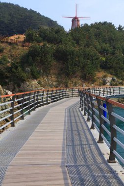 Güney Kore 'deki Geoje Adası. Hallyehaesang Ulusal Parkı 'ndaki Windy Hill yel değirmeni, Galgot-ri.