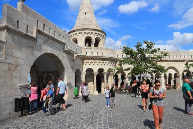 BUDAPEST, HUNGARY - 19 Haziran 2014: İnsanlar Budapeşte 'deki Balıkçı Kalesi' ni ziyaret ediyor. Macaristan 'ın en büyük kentidir ve AB' nin en büyük 9. şehridir (3,3 milyon kişi).).