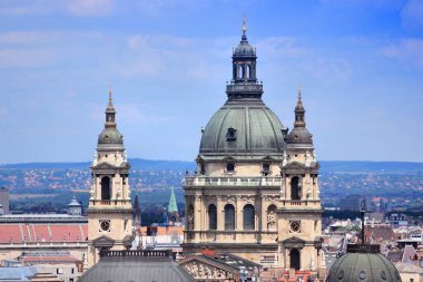 Macaristan 'ın Budapeşte şehrinin silueti. Saint Stephen Bazilika Kulesi ile şehir manzarası.