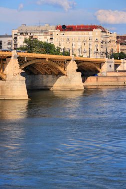 Budapeşte, Macaristan. Margaret Köprüsü (diğer adıyla Margit Köprüsü) ve Tuna Nehri.