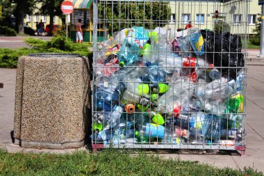 GIZYCKO, POLAND - 17 Ağustos 2011: Polonya 'nın Gizycko kentindeki plastik şişeler için ayrı çöp kutusu.