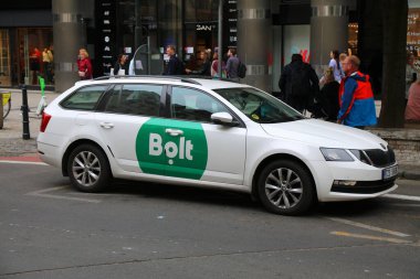 PRAG, CZECH REPUBLIC - 3 Mayıs 2024: Çek Cumhuriyeti Prag 'da park halindeki Bolt mobil uygulaması.
