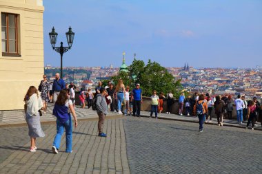 PRAG, CZECH Cumhuriyet - 4 Mayıs 2024: Çek Cumhuriyeti Prag 'daki Hradcany Kalesi' ni ziyaret eden turist topluluğu.