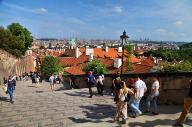 PRAG, CZECH Cumhuriyet - 4 Mayıs 2024: Çek Cumhuriyeti Prag 'daki Hradcany Kalesi' ni ziyaret eden turist topluluğu.
