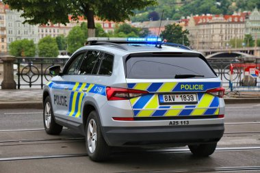 PRAG, CZECH Cumhuriyet - 5 Mayıs 2024: Çek Cumhuriyeti Prag 'daki Çek Polis Devriye Aracı.