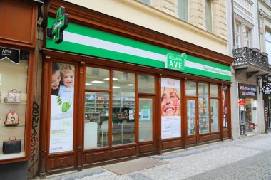 PRAG, CZECH Cumhuriyet - 3 Mayıs 2024: Prag, Çek Cumhuriyeti 'nde eczane caddesi manzarası.