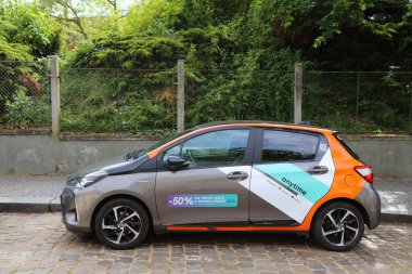 PRAG, CZECH REPUBLIC - 5 Mayıs 2024: Çek Cumhuriyeti Prag 'da park halindeki Otomobil Paylaşım Uygulaması.