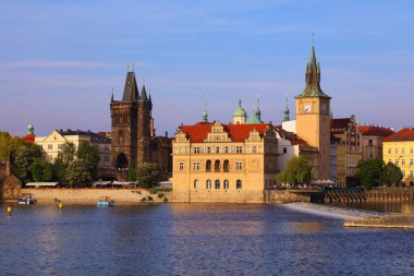 Çek Cumhuriyeti 'nin Prag kenti Vltava nehri ve Eski Şehir' in (Bakış Mesto) silueti.
