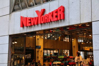 PRAG, CZECH REPUBLIC - 3 Mayıs 2024: Çek Cumhuriyeti 'nin Prag kentindeki üst düzey moda alışverişleriyle tanınan Na Prikope Caddesi' ndeki New Yorker moda mağazası.