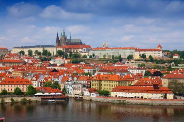 Çek Cumhuriyeti Prag şehrinde Hradcany ve Mala Strana 'nın Skyline' ı.