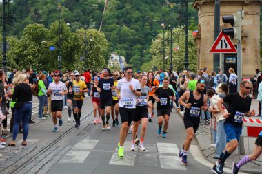 PRAG, CZECH REPUBLIC - 5 Mayıs 2024: Avrupa 'nın en büyük maratonlarından biri olan Prag Maratonu' na koşucular katıldı.