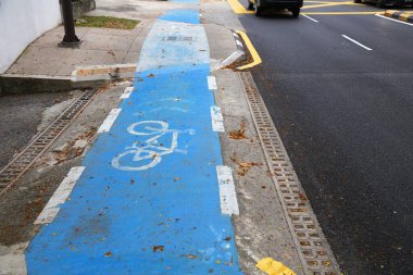 Kuala Lumpur, Malezya 'da kaldırımda bisiklet yolu. Malezya 'da ulaşım altyapısı.