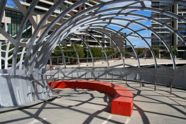 MELBOURNE, AUSTRALYA - 9 Şubat 2008: Melbourne, Avustralya 'daki Webb Köprüsü. Webb Köprüsü DC Marshall tarafından tasarlandı ve birden fazla ödül aldı..